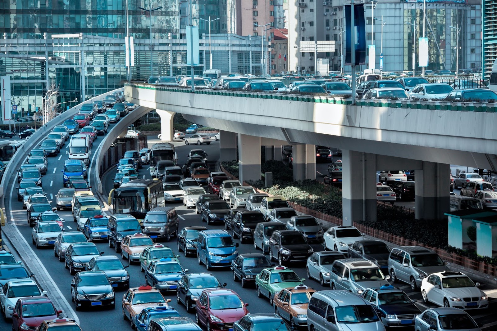 automobile-congestion-in-the-morning-rush-hour-2021-08-26-17-53-07-utc (1)