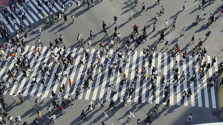 bird-s-eye-view-crowds-crossing-scrambled-intersection-shibuya-tokyo-japan (1) (1)